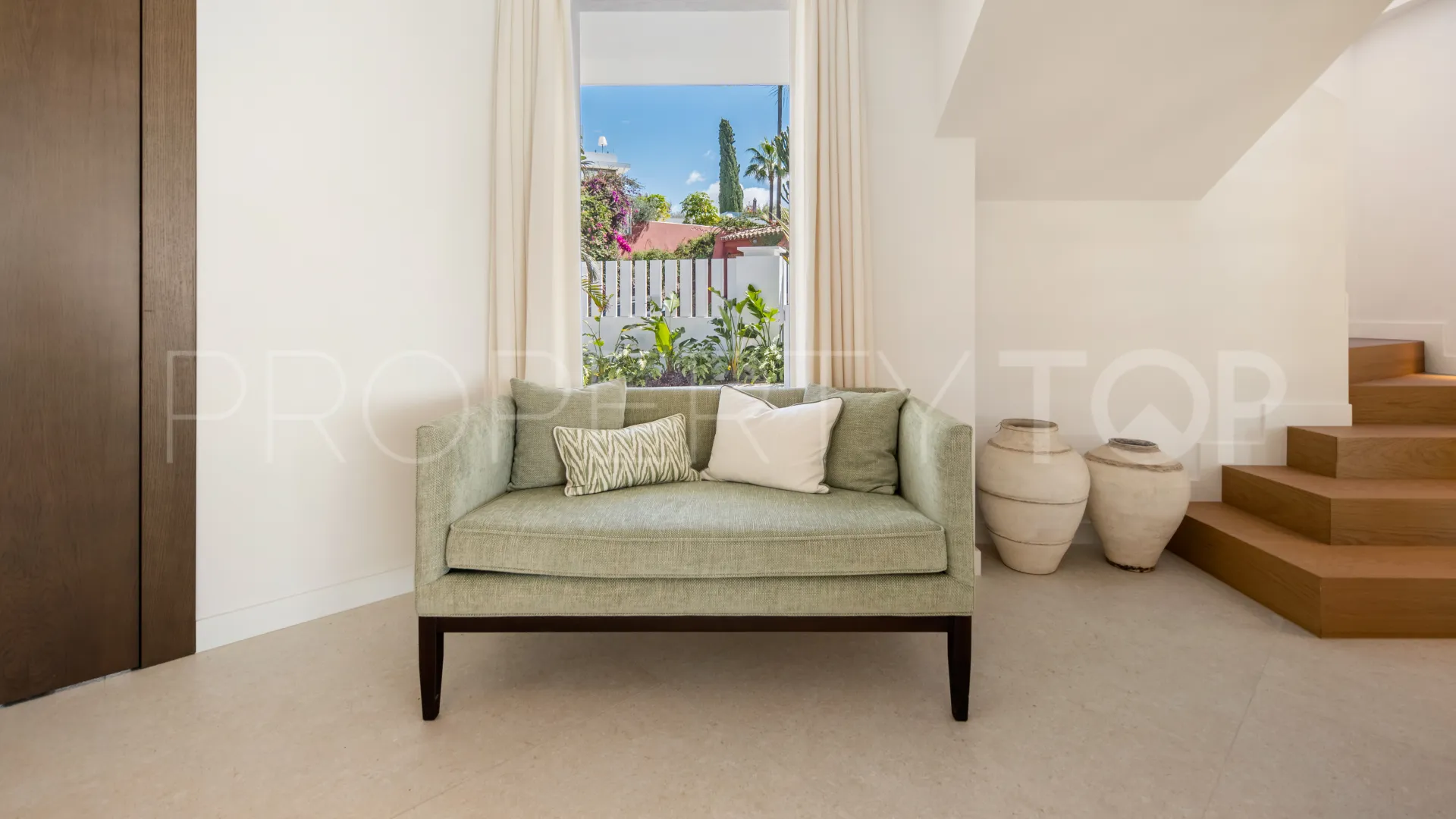Buy villa in El Herrojo with 6 bedrooms