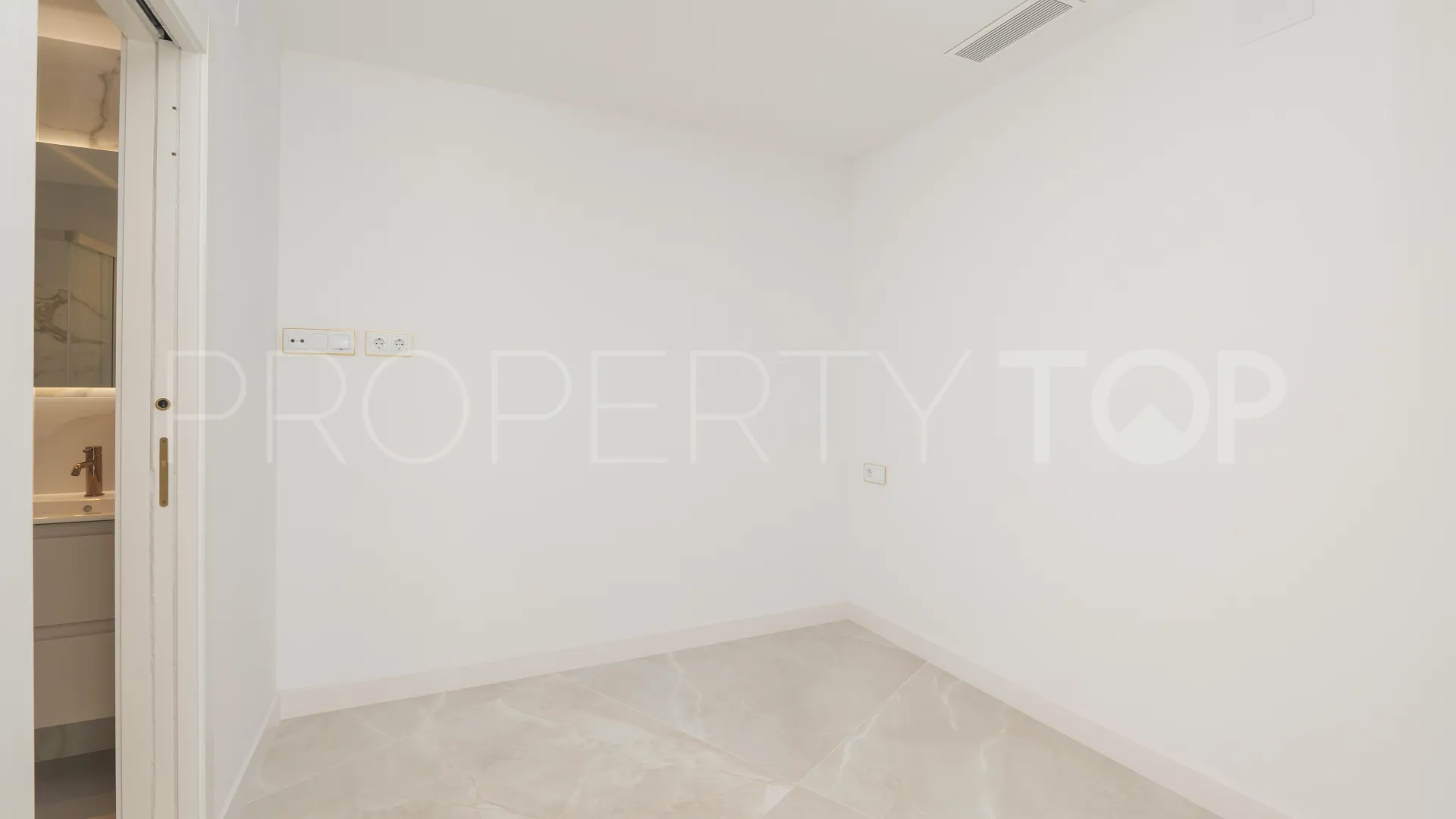 For sale ground floor duplex in La Carihuela