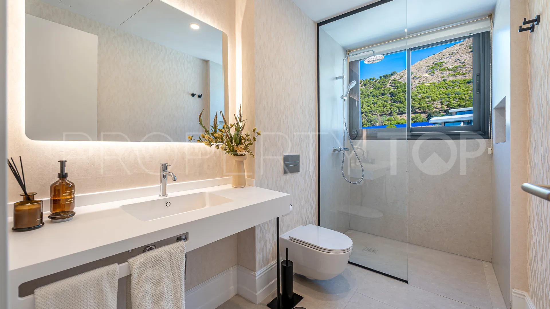 For sale penthouse in El Higueron with 2 bedrooms