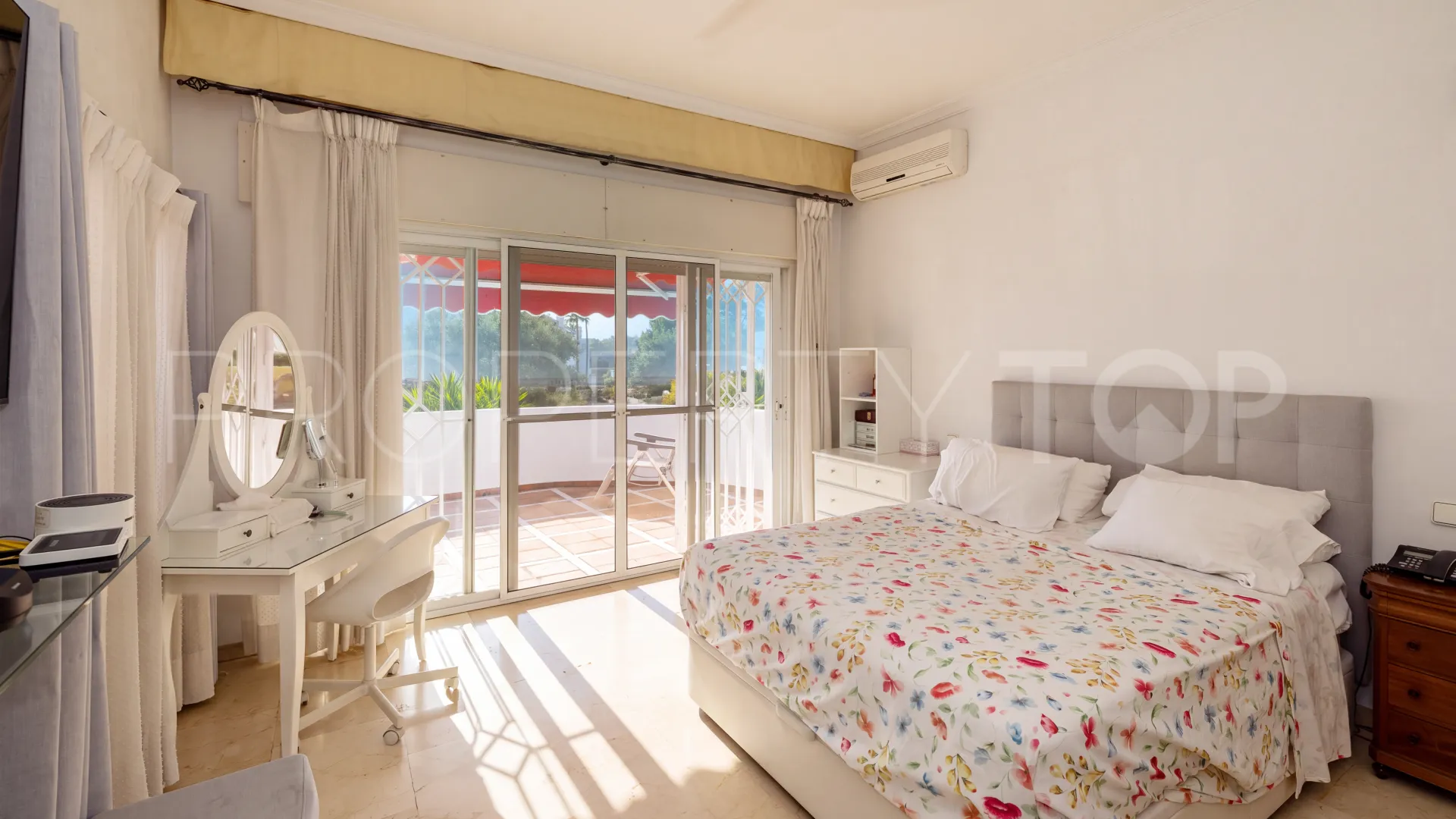 Buy 5 bedrooms chalet in Valdeolletas