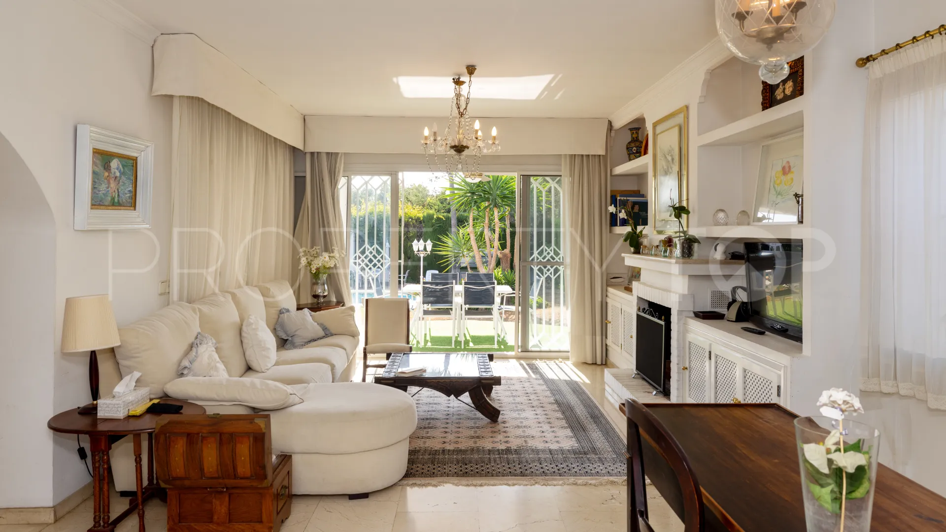 Buy 5 bedrooms chalet in Valdeolletas