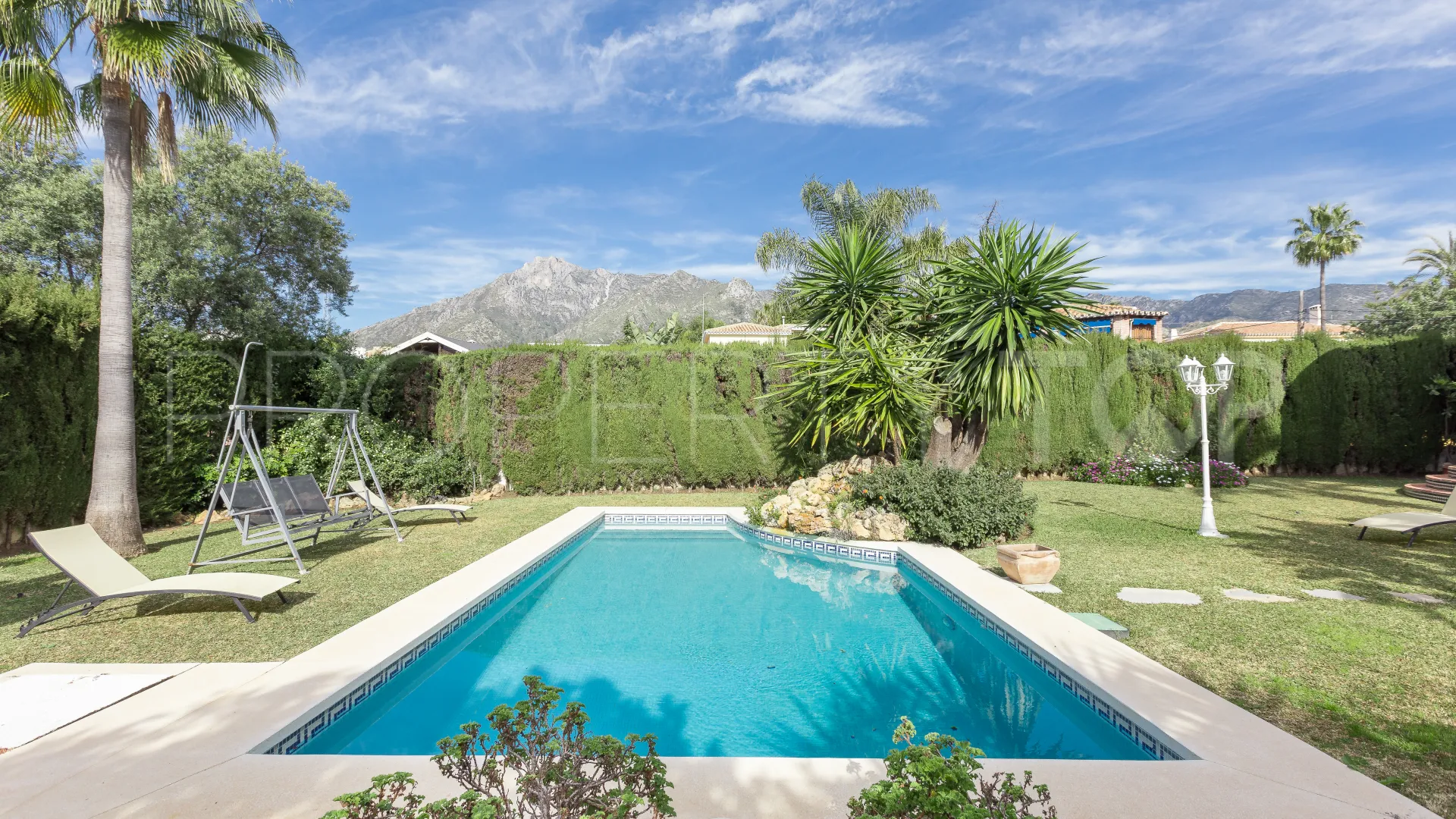 Buy 5 bedrooms chalet in Valdeolletas