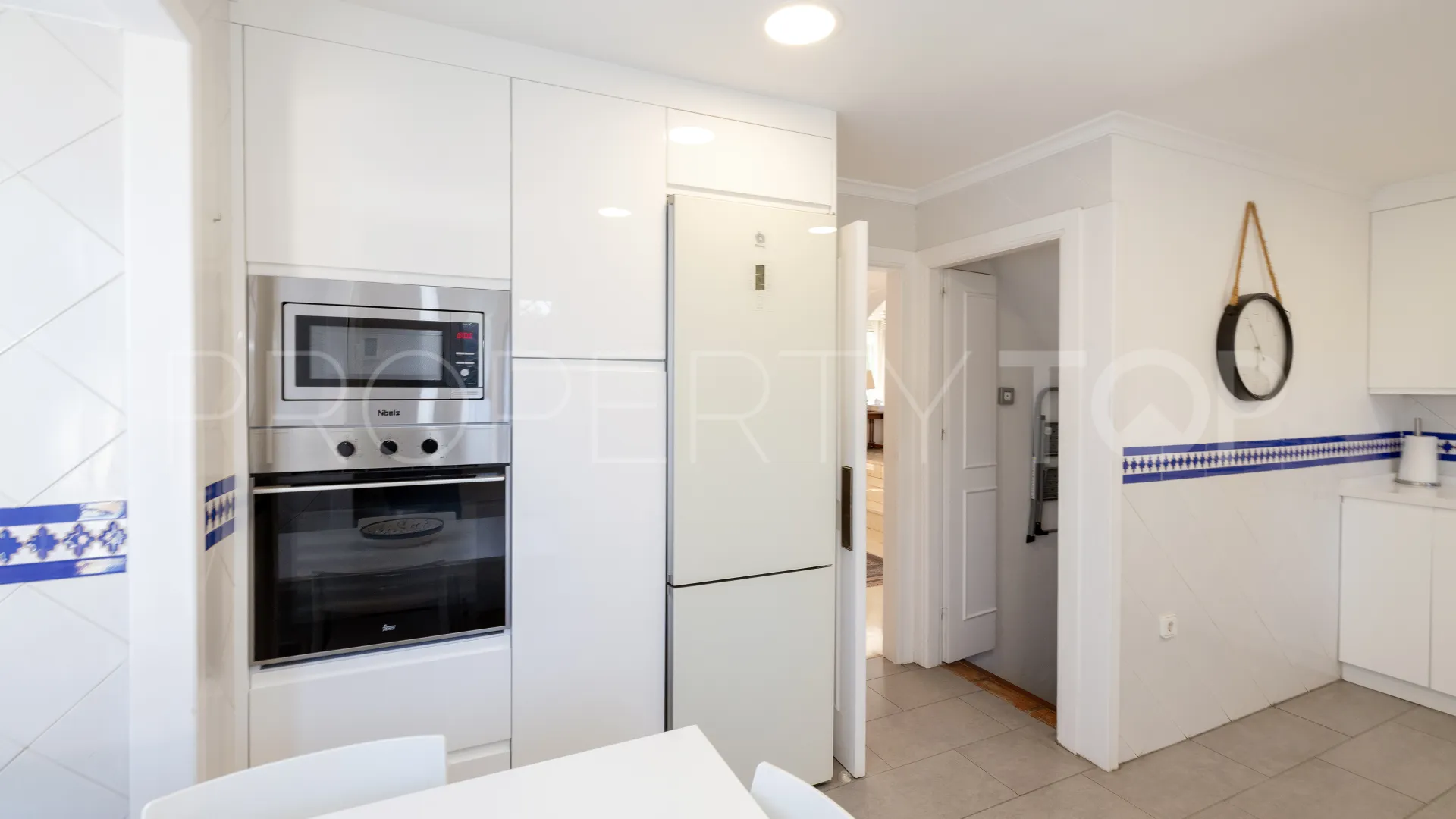Buy 5 bedrooms chalet in Valdeolletas