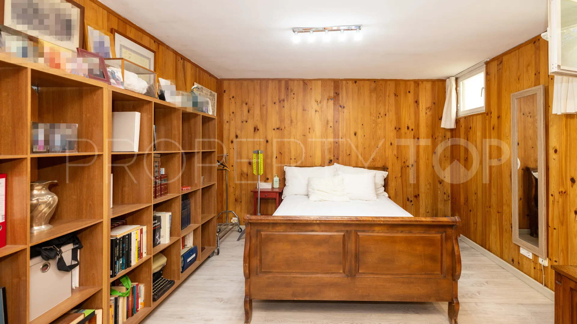 Buy 5 bedrooms chalet in Valdeolletas