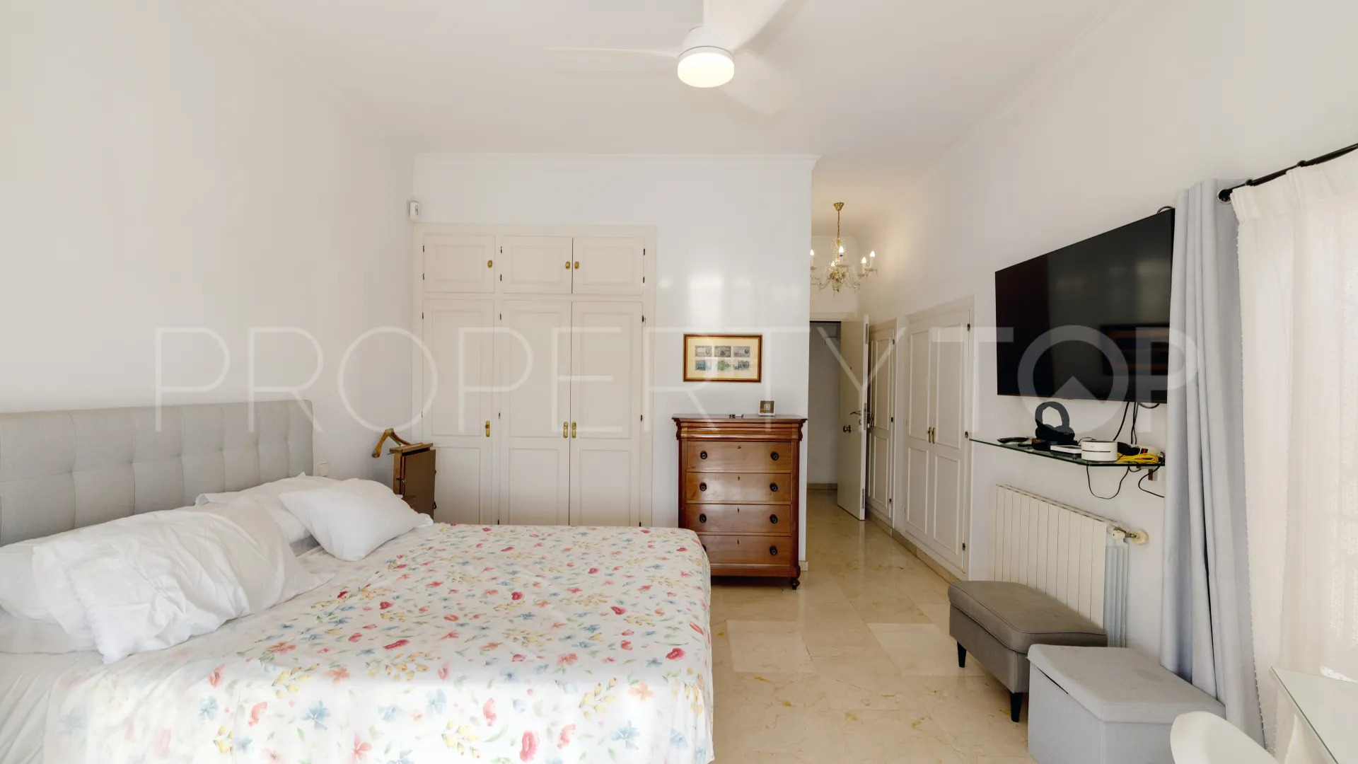 Buy 5 bedrooms chalet in Valdeolletas