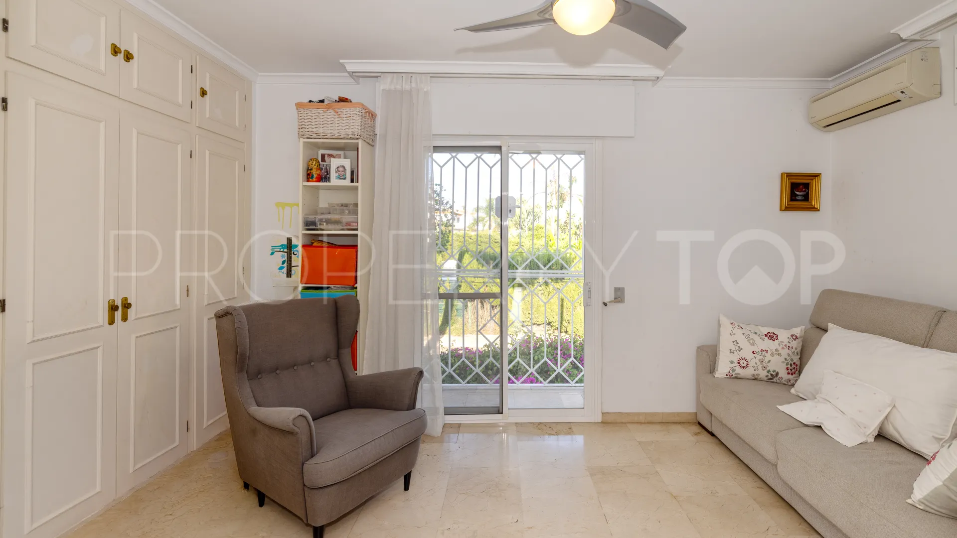 Buy 5 bedrooms chalet in Valdeolletas