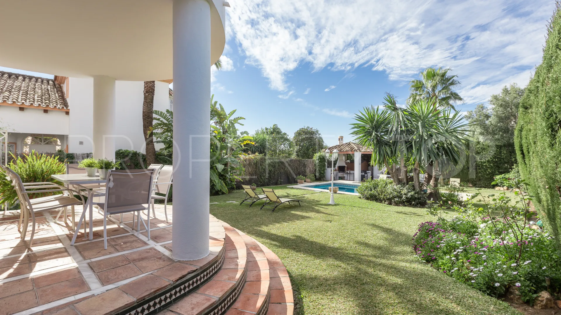 Buy 5 bedrooms chalet in Valdeolletas