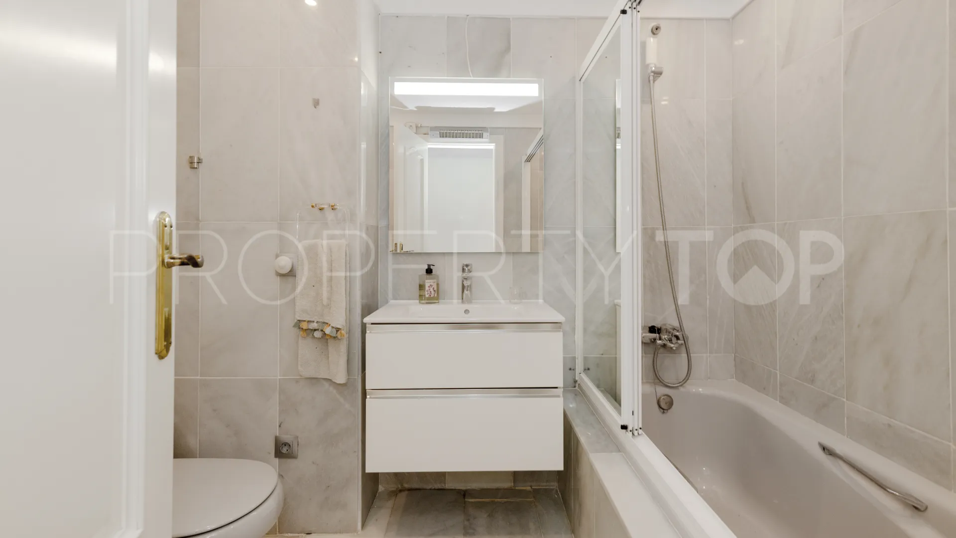 Apartamento de 4 dormitorios a la venta en Marbella Ciudad