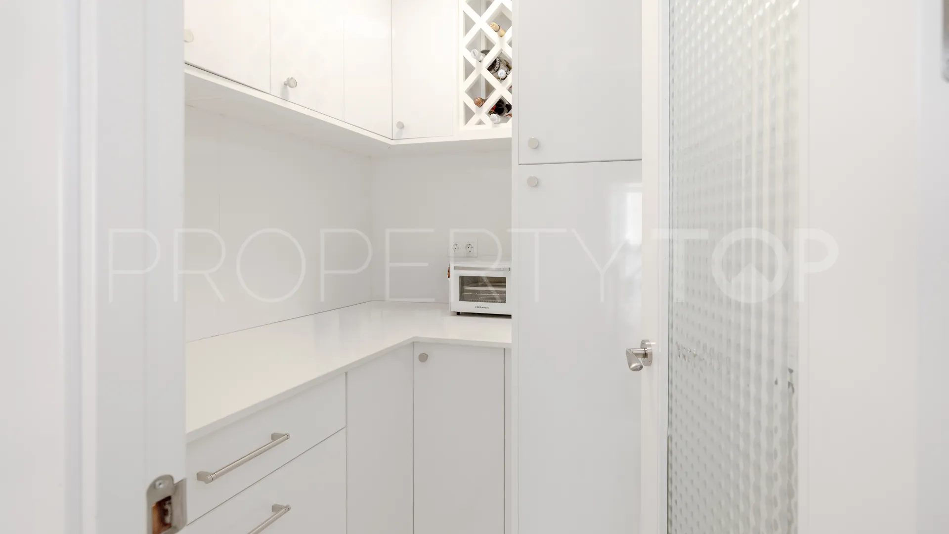 Apartamento de 4 dormitorios a la venta en Marbella Ciudad