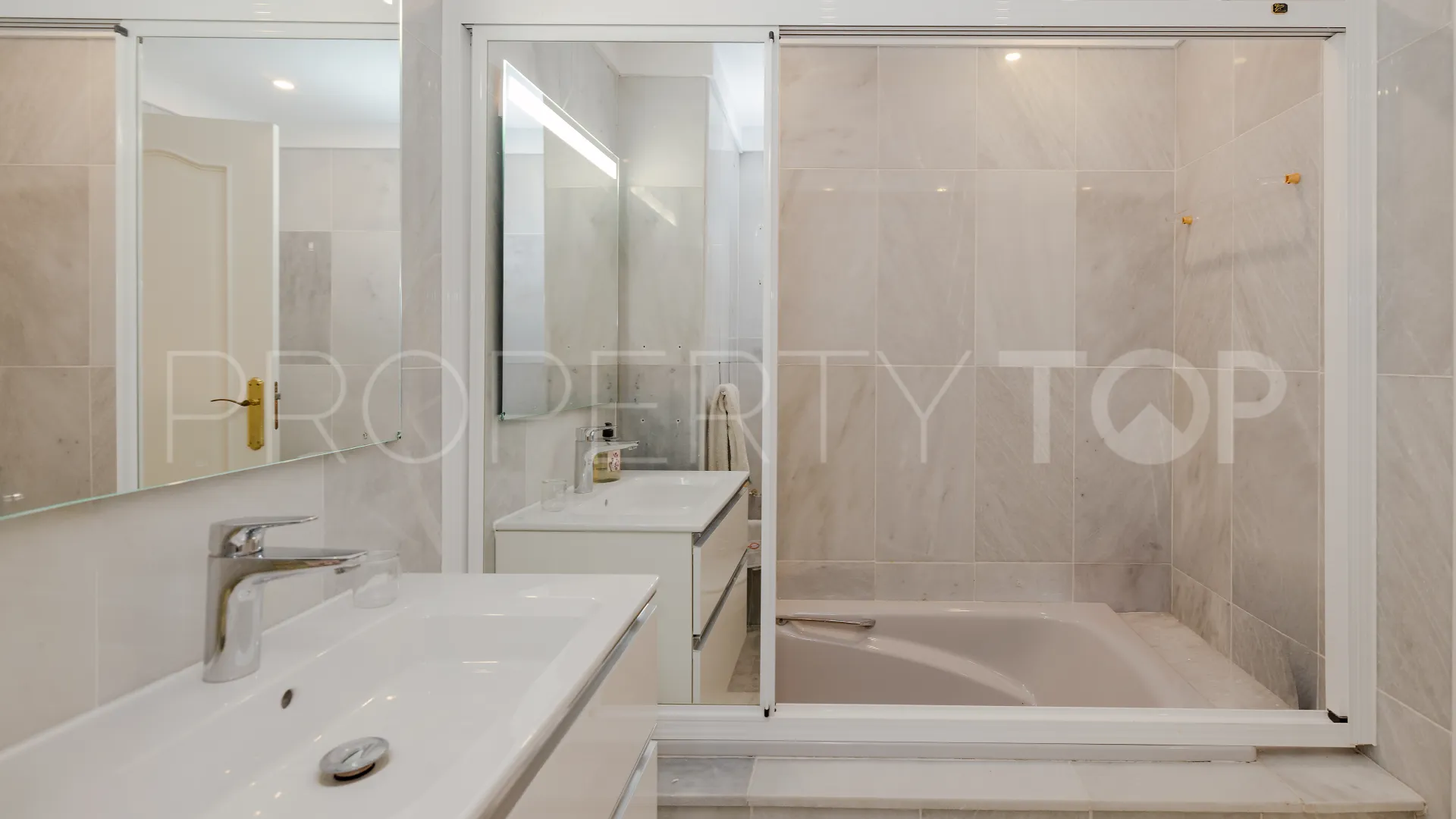 Apartamento de 4 dormitorios a la venta en Marbella Ciudad