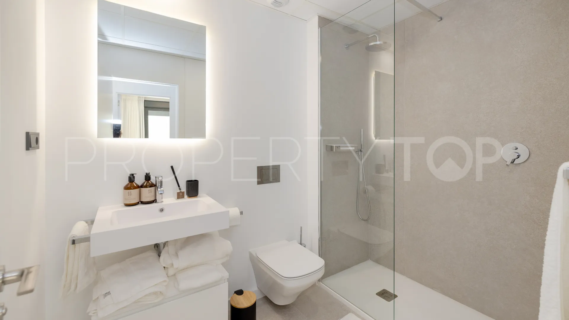 Apartamento de 3 dormitorios en venta en Los Altos de los Monteros