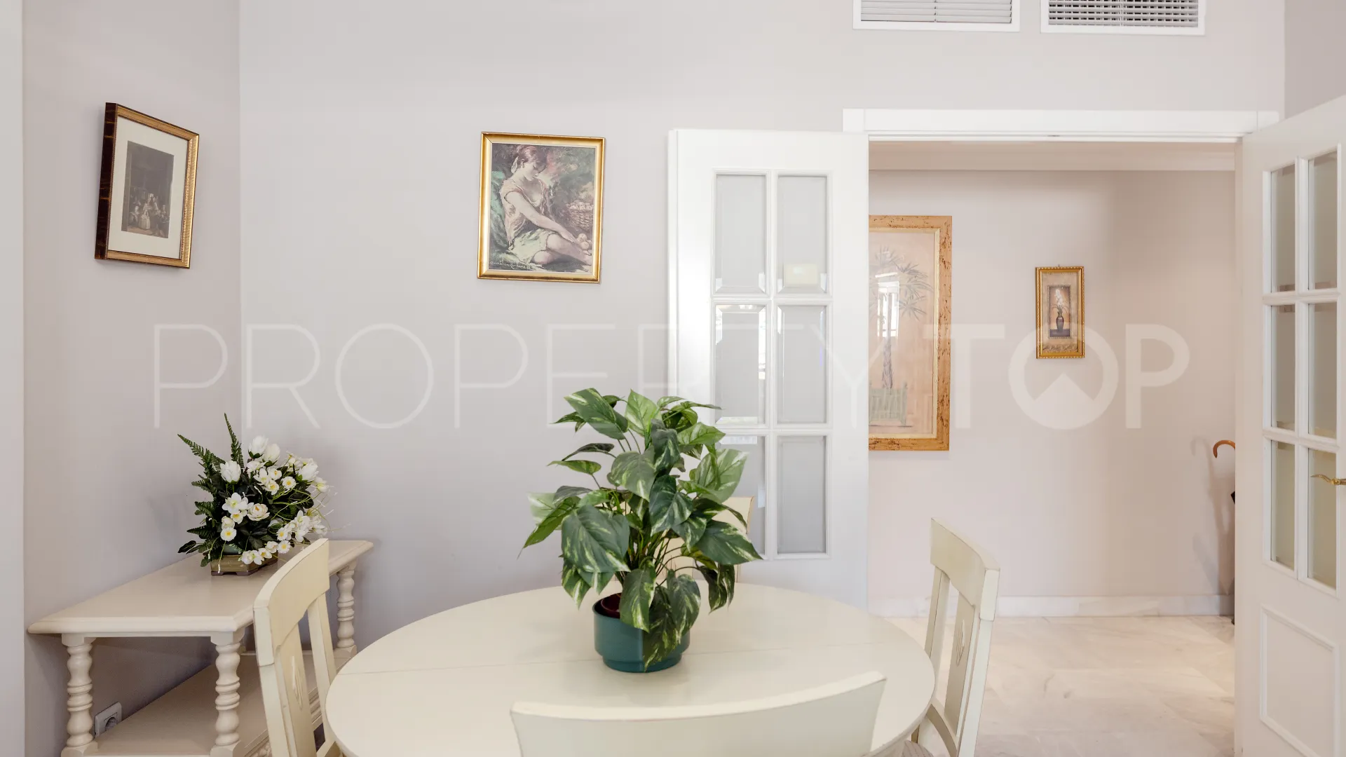 Apartment for sale in Marbella Centro with 3 bedrooms
