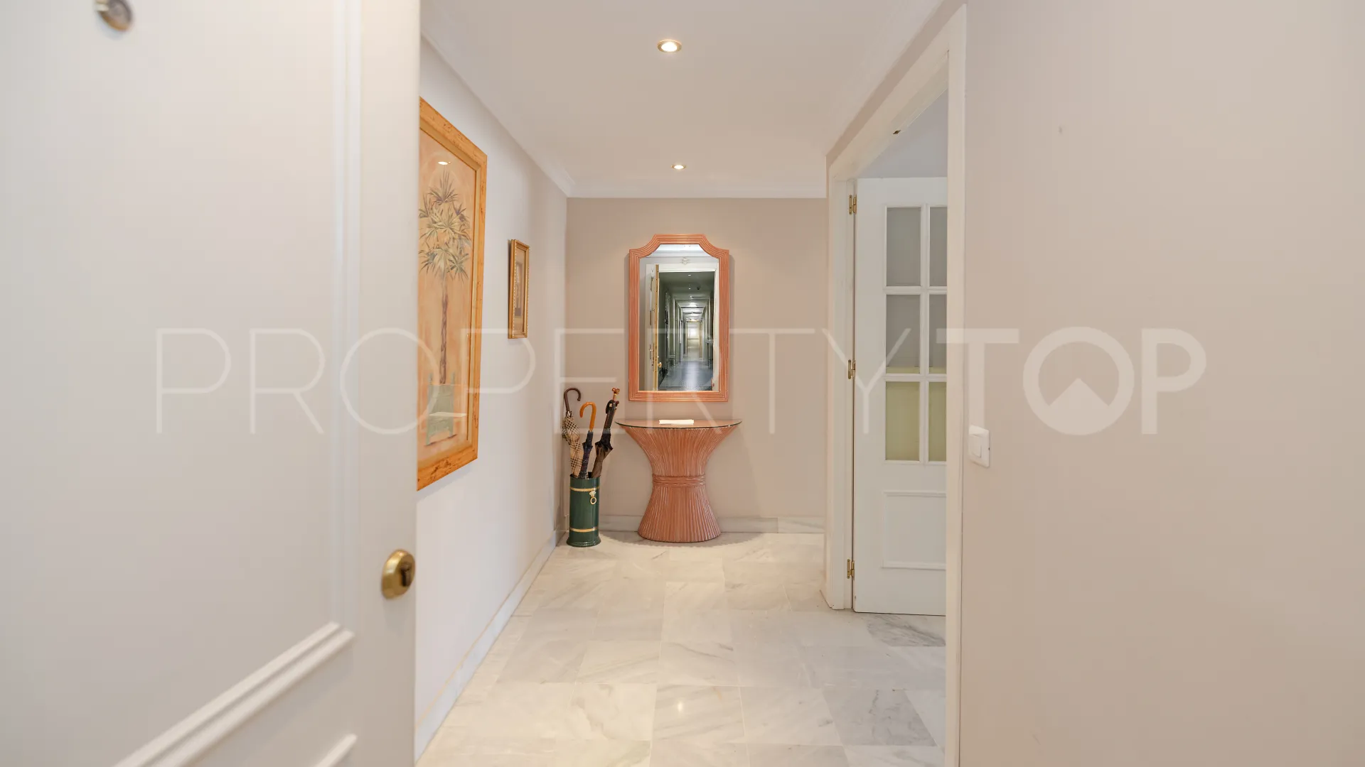 Apartment for sale in Marbella Centro with 3 bedrooms