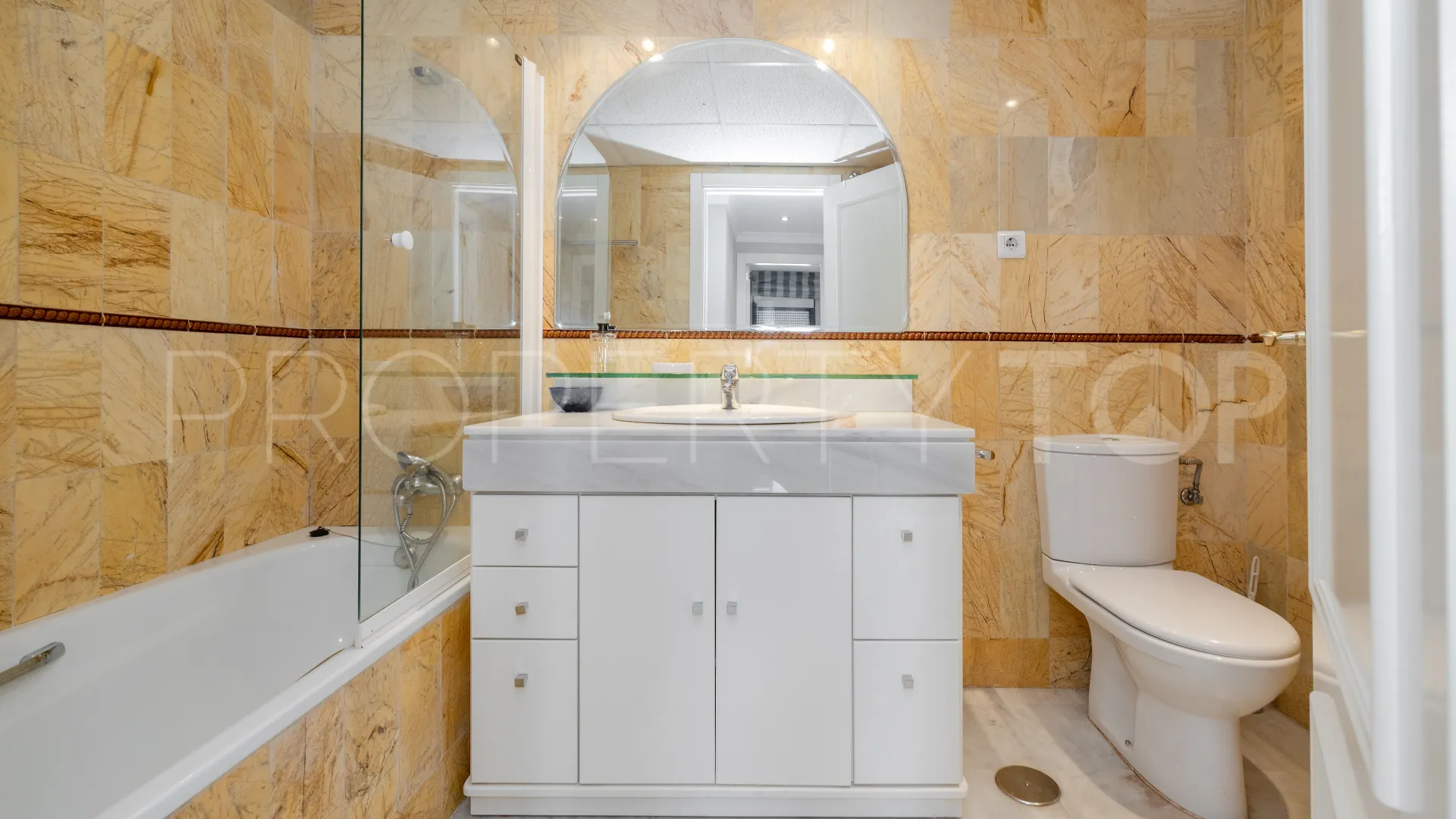 Apartment for sale in Marbella Centro with 3 bedrooms