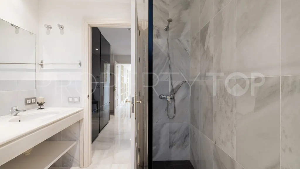 Buy Casasola 6 bedrooms chalet