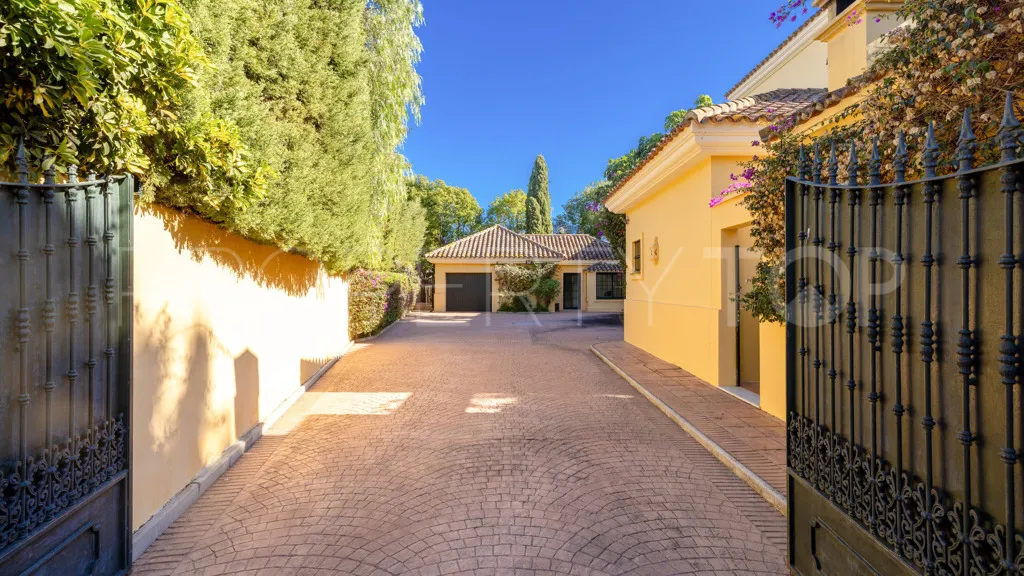 Buy Casasola 6 bedrooms chalet
