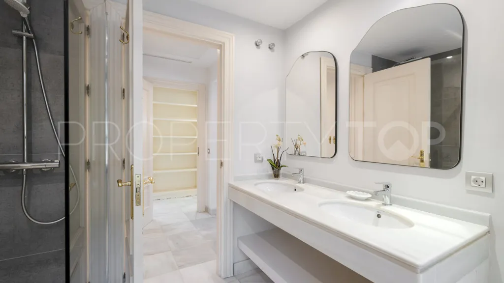 Buy Casasola 6 bedrooms chalet