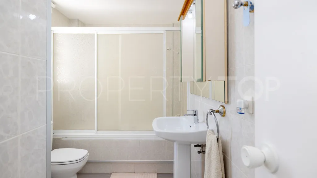 Apartamento en venta con 3 dormitorios en Estepona Puerto