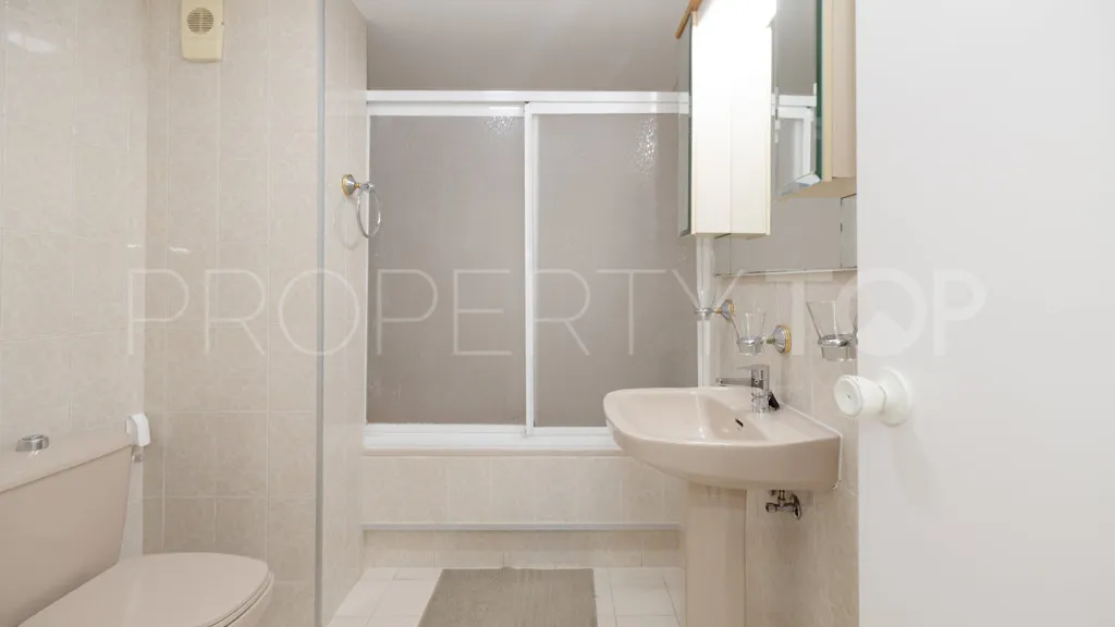 Apartamento en venta con 3 dormitorios en Estepona Puerto