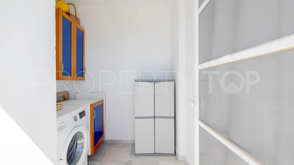 Apartamento en venta con 3 dormitorios en Estepona Puerto