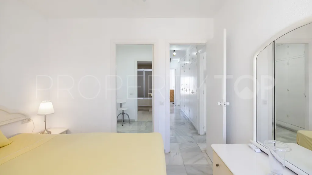 Apartamento en venta con 3 dormitorios en Estepona Puerto