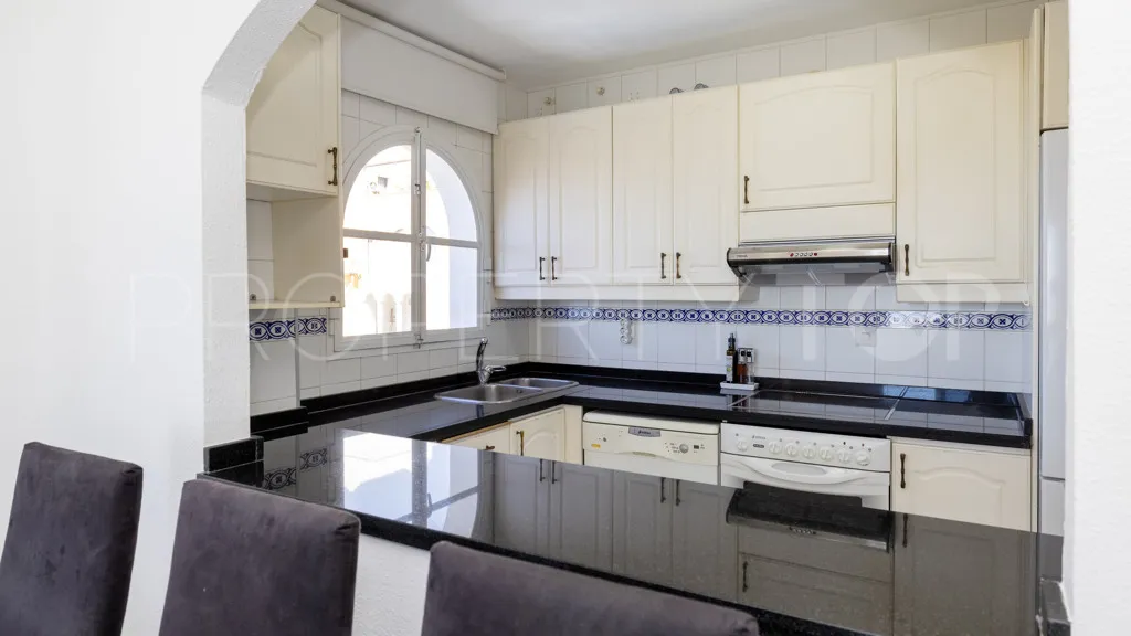 Apartamento en venta con 3 dormitorios en Estepona Puerto