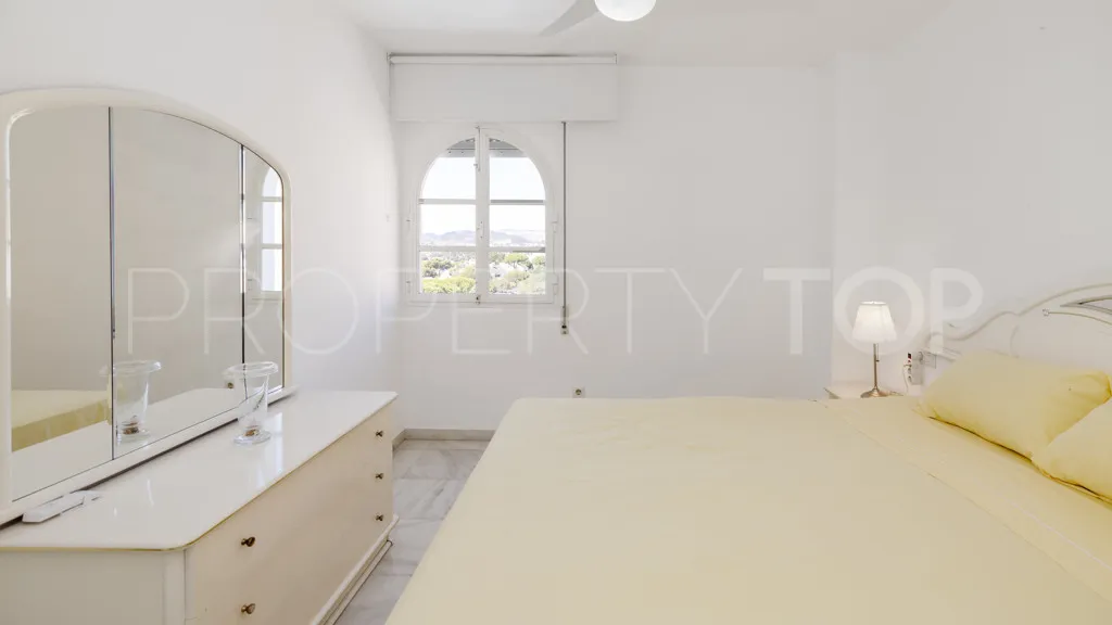 Apartamento en venta con 3 dormitorios en Estepona Puerto