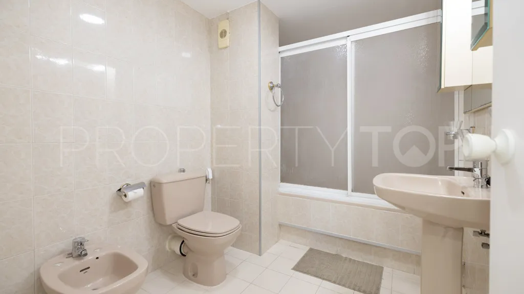 Apartamento en venta con 3 dormitorios en Estepona Puerto