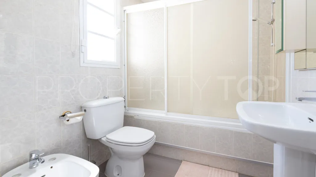 Apartamento en venta con 3 dormitorios en Estepona Puerto