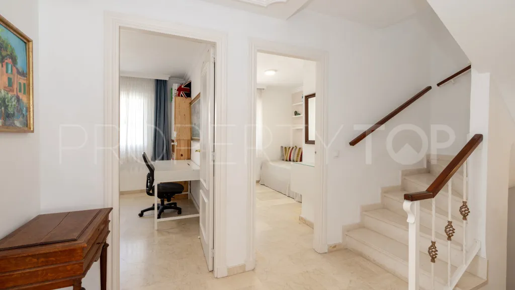 Chalet en venta en Estepona con 4 dormitorios