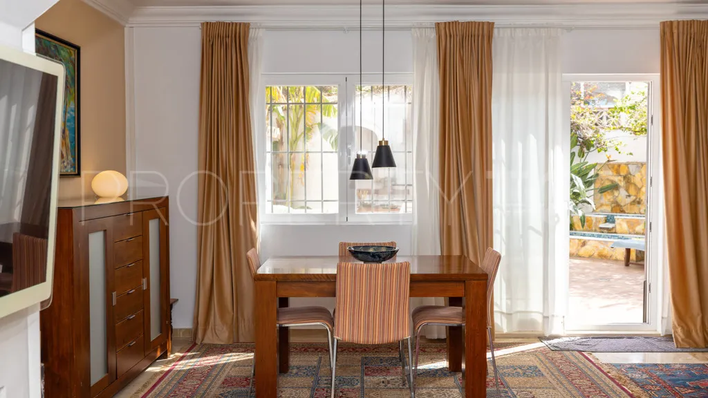Chalet en venta en Estepona con 4 dormitorios