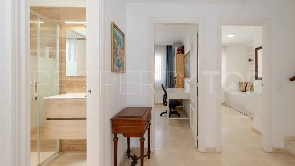 Chalet en venta en Estepona con 4 dormitorios