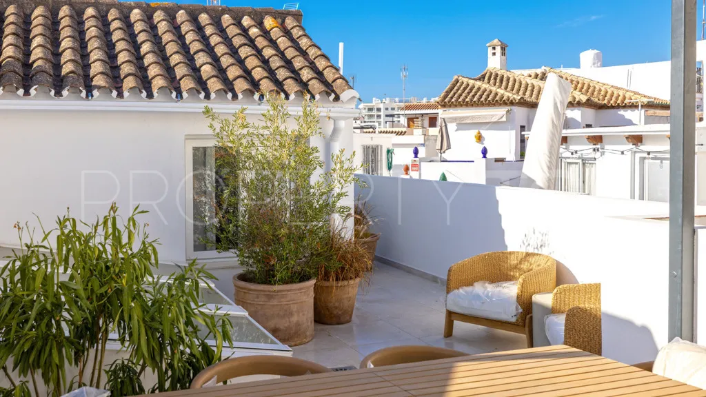 Comprar chalet con 3 dormitorios en Estepona