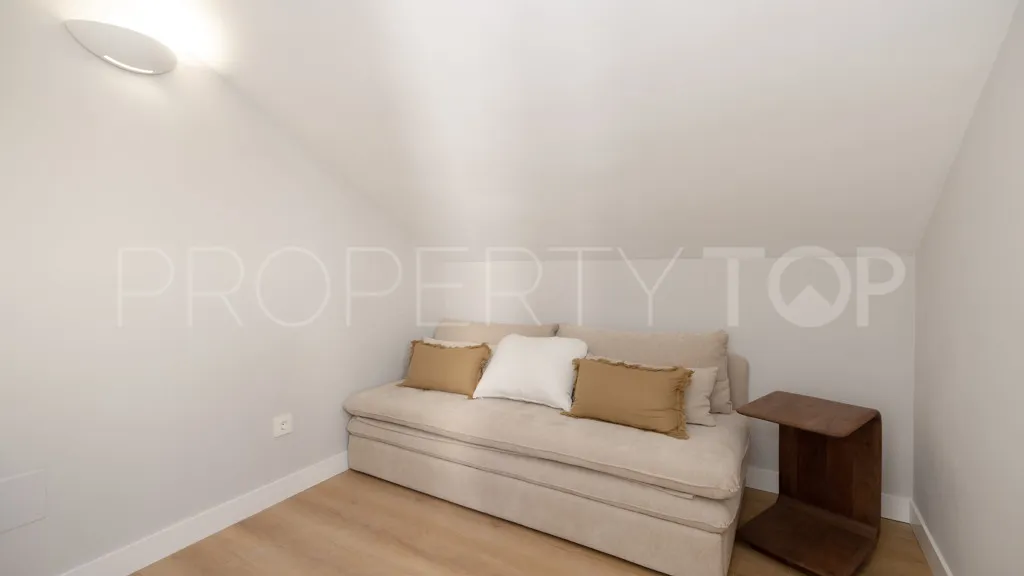 Comprar chalet con 3 dormitorios en Estepona