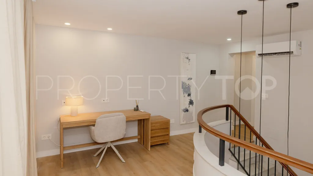 Comprar chalet con 3 dormitorios en Estepona
