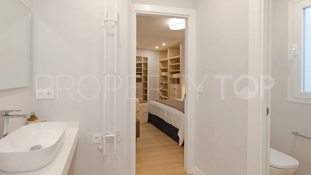 Comprar chalet con 3 dormitorios en Estepona
