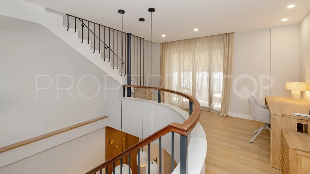 Comprar chalet con 3 dormitorios en Estepona