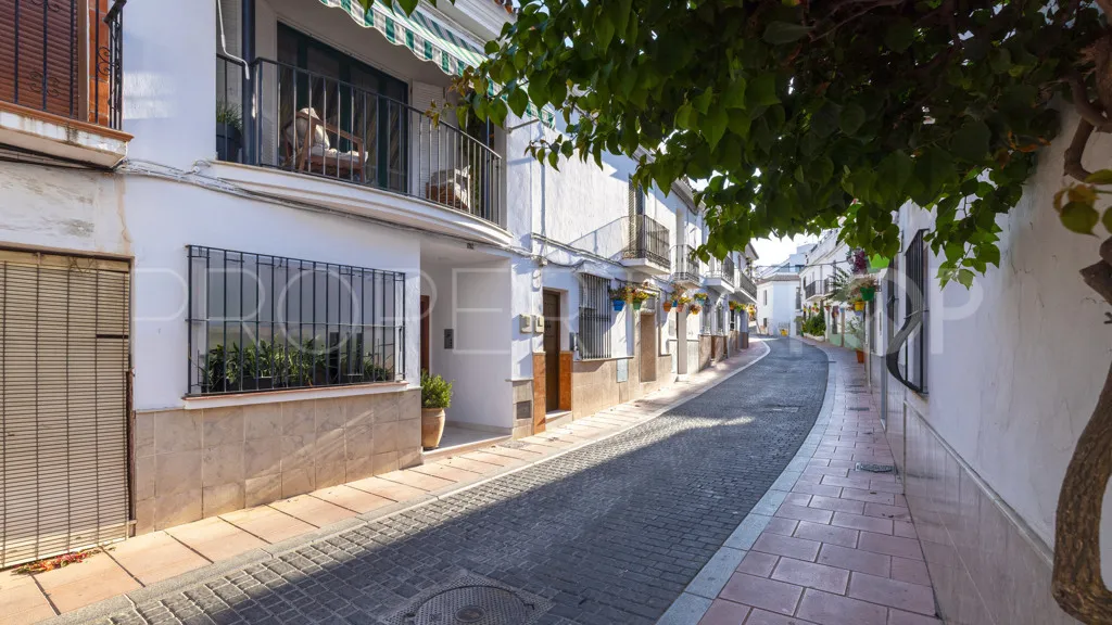 Comprar chalet con 3 dormitorios en Estepona