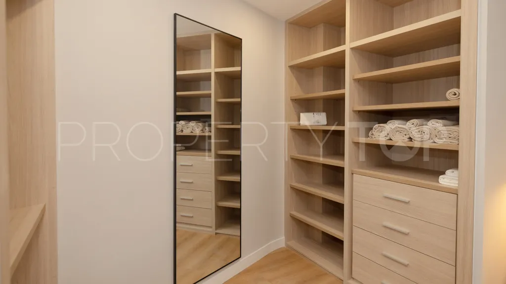 Comprar chalet con 3 dormitorios en Estepona