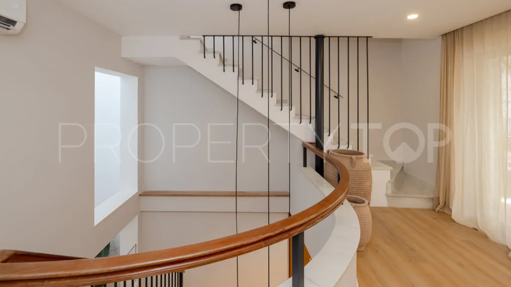 Comprar chalet con 3 dormitorios en Estepona