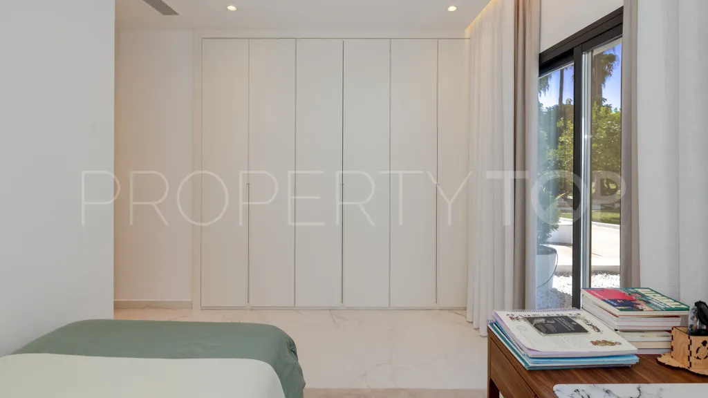 Chalet a la venta con 7 dormitorios en Reinoso