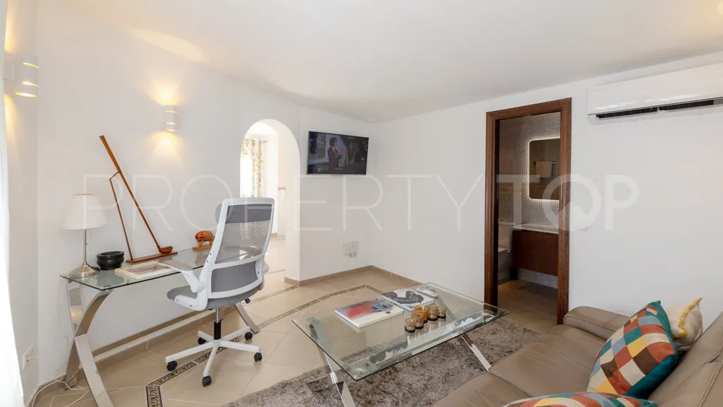 Chalet a la venta con 7 dormitorios en Reinoso