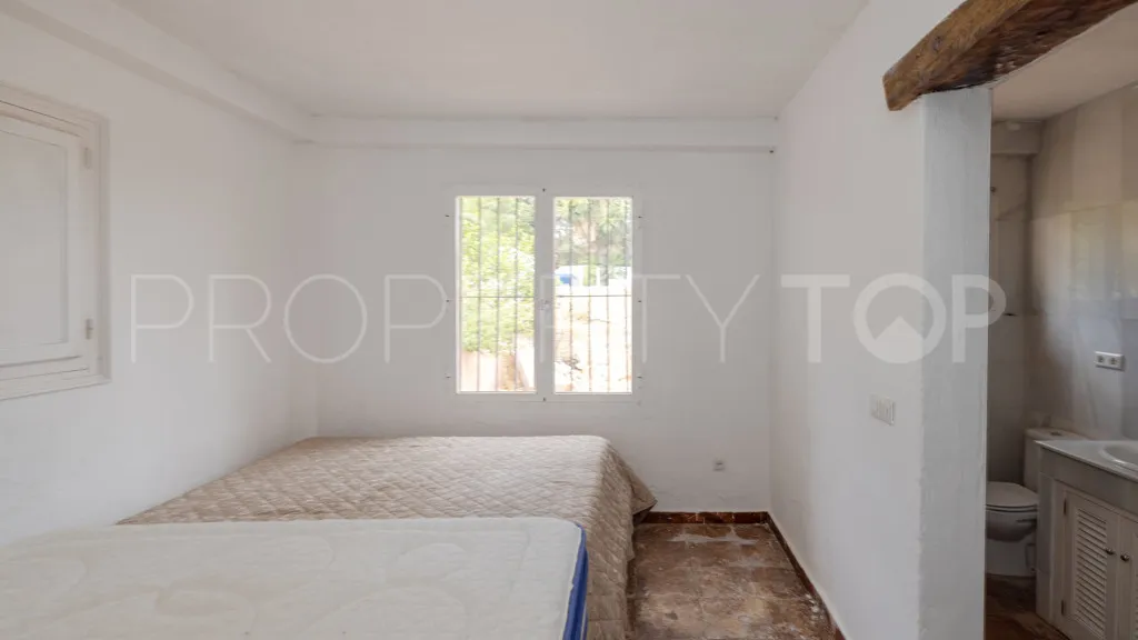 Chalet a la venta con 7 dormitorios en Reinoso