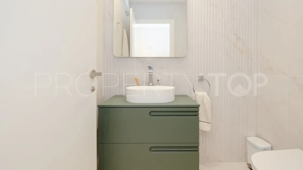 Chalet a la venta con 7 dormitorios en Reinoso