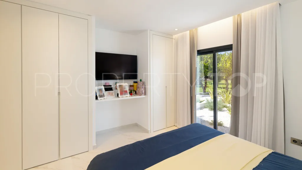 Chalet a la venta con 7 dormitorios en Reinoso