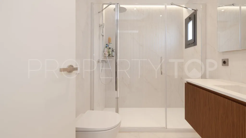 Chalet a la venta con 7 dormitorios en Reinoso