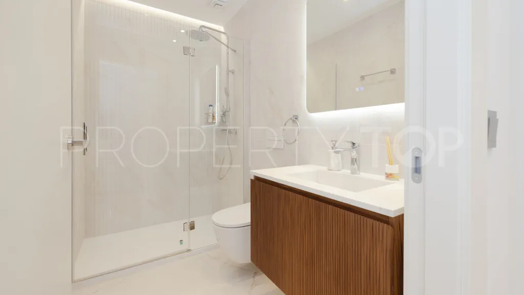 Chalet a la venta con 7 dormitorios en Reinoso