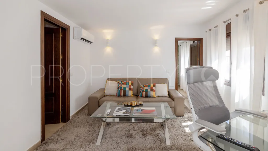 Chalet a la venta con 7 dormitorios en Reinoso