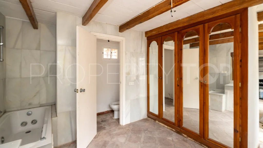 Chalet a la venta con 7 dormitorios en Reinoso