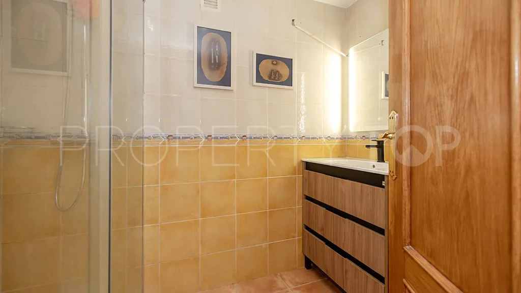 Comprar apartamento con 2 dormitorios en Estepona